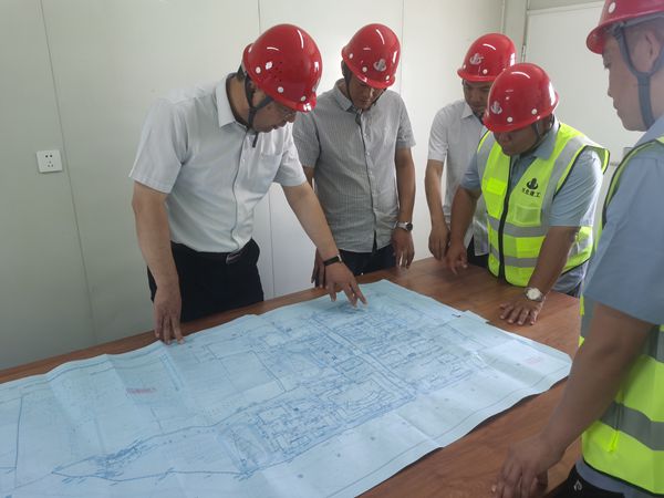 技術先行-李占武在現(xiàn)場與技術人員研究施工方案_副本.jpg 技術先行-李占武在現(xiàn)場與技術人員研究施工方案_副本.jpg